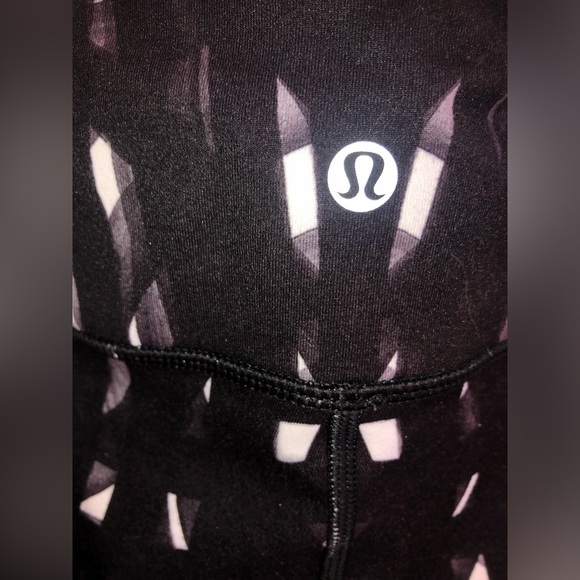 Lululemon black🖤🤍 and white marble pattern leggings - Picture 12 of 15